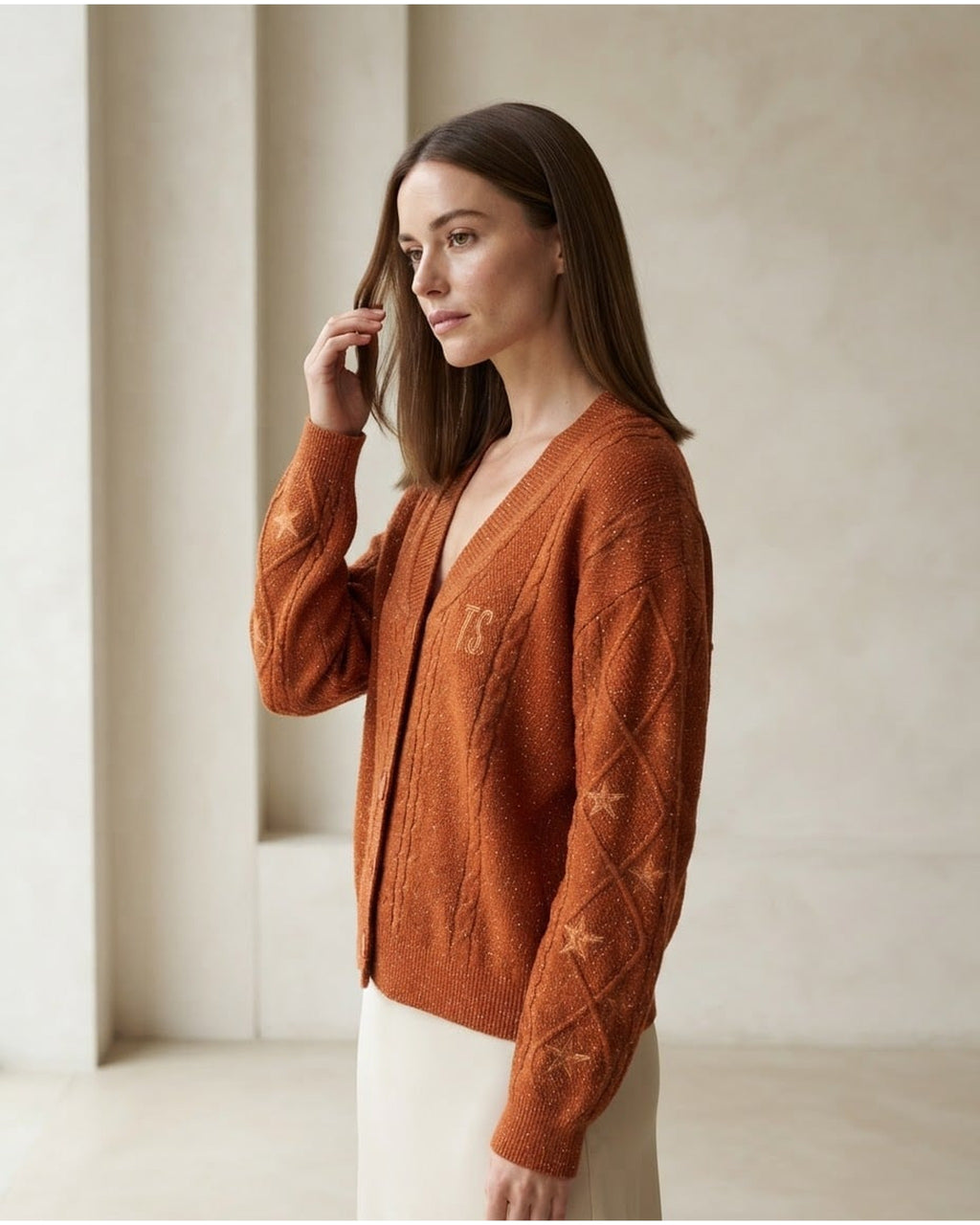 Amelia | Elegant Cable-Knit Cardigan for Autumn/Winter - Side View