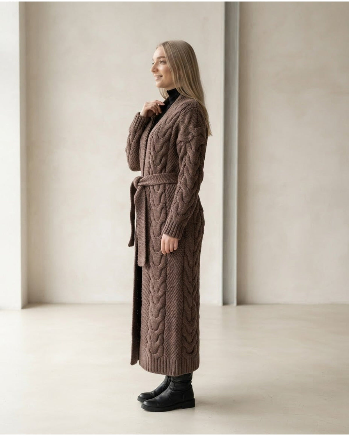 Lily | Elegant Cable-Knit Cardigan for Autumn/Winter - Side View