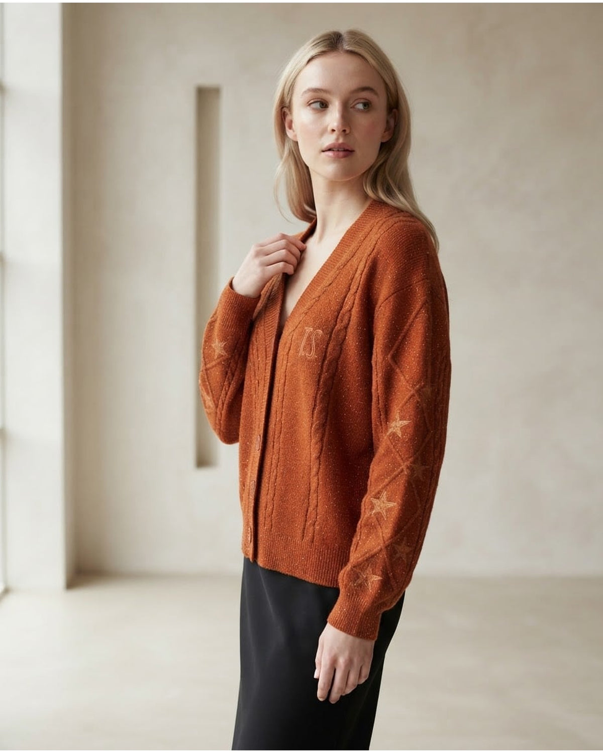 Lily | Elegant Cable-Knit Cardigan for Autumn/Winter - Side View